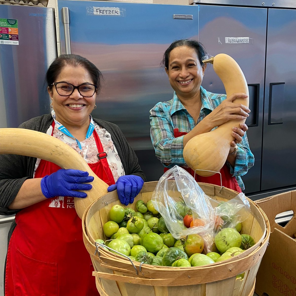 nyhfb's tweet photo. We 💚 fresh produce!
In addition to the shelf-stable items we are always looking for folks to donate, we also welcome fresh fruits & vegetables!
A special thank you to a caring neighbour & the Unison Bathurst-Finch Hub garden for the recent bounty! #ForOurCommunity https://t.co/fR2QSF67gy