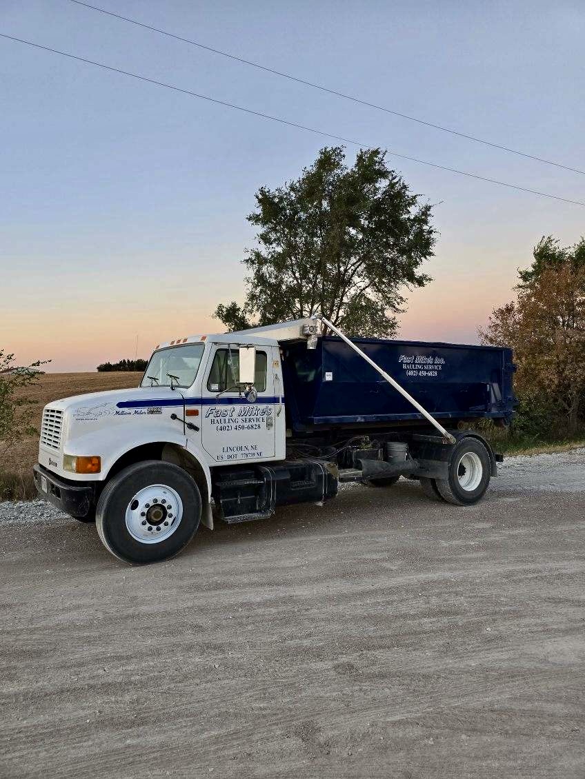 FastMikesLLC's tweet photo. Need a roll-off container for your next project? 🏗️ Fast Mike's Hauling has you covered! We offer roll-offs of all sizes for home cleanups, construction sites, and more. Get your project rolling with us! 🚛 #WasteManagement #RollOffContainers #ConstructionCleanup https://t.co/U2RWD5DurC