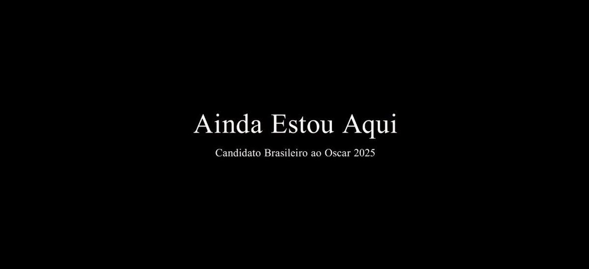 sboficial's tweet photo. O MELHOR FILME DO ANO É DO BRASIL SIM!

Acabei de assistir "Ainda Estou Aqui" e saí em prantos da sala de cinema.

A aclamação mundial é extremamente merecida e justa, pois o filme é muito detalhado e enaltece o quanto o cinema brasileiro é rico e não deixa nada a desejar aos outros países.

É nítido a delicadeza e cuidado no trabalho realizado de Direção, Trilha Sonora, Fotografia, Direção de Arte e Figurino.

A atuação de Fernanda Torres é um soco no estômago e arrisco a dizer que é a melhor atuação de sua carreira. Por se tratar de uma história muito pesada, o papel exigiu muita dramaticidade e delicadeza. Ela ENTREGOU ABSOLUTAMENTE TUDO!

Ao final do filme, Fernanda Montenegro aparece como a versão idosa da personagem e automaticamente meus olhos se enchem de lágrimas. Como pode uma atriz te emocionar só com o olhar e sem dizer nenhuma palavra? Esse é o poder de Fernanda Montenegro.

Saio da sala com a certeza de que "Ainda Estou Aqui" é um dos melhores filmes brasileiros que já assisti na vida e o MELHOR FILME DE 2024 no geral.

Estreia dia 7 de novembro nos cinemas de todo o Brasil.