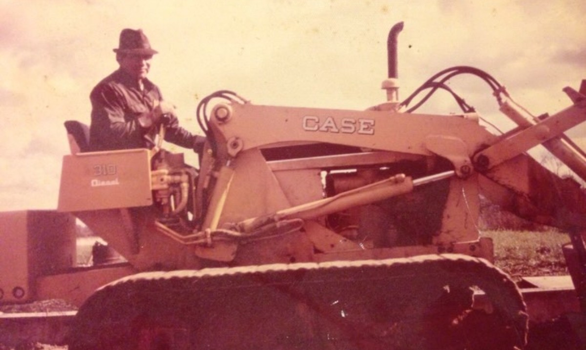 CaseCE's tweet photo. Building generational success.
πΈ Razor Edge Landscaping
#casefanphoto #caseconstruction #tractorloader #heritage #construction https://t.co/VQmpdU9ot1