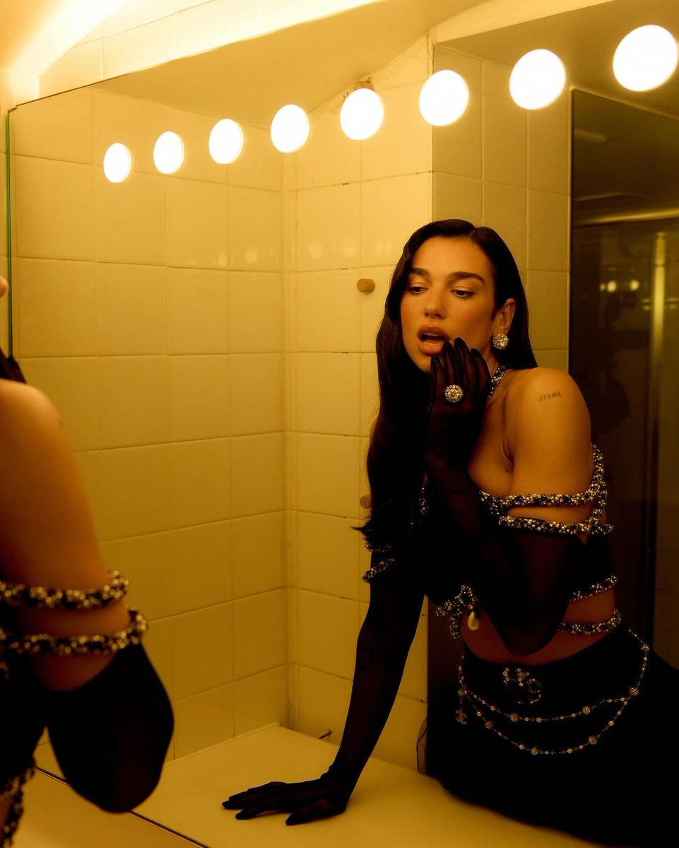 DUALIPA's tweet photo. back to my roots 🖤 https://t.co/Hh94OnVJKZ