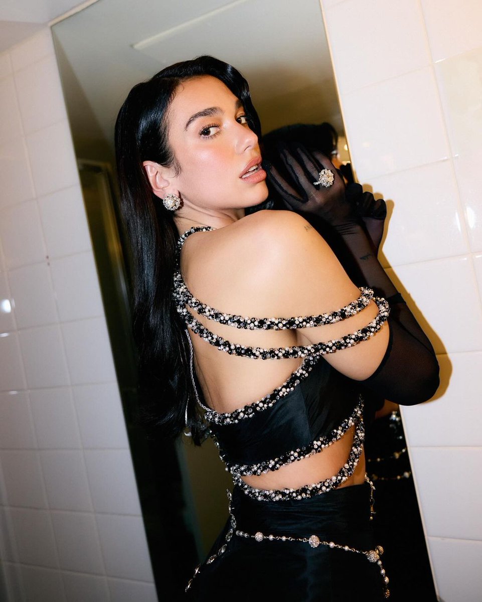 DUALIPA's tweet photo. back to my roots 🖤 https://t.co/Hh94OnVJKZ