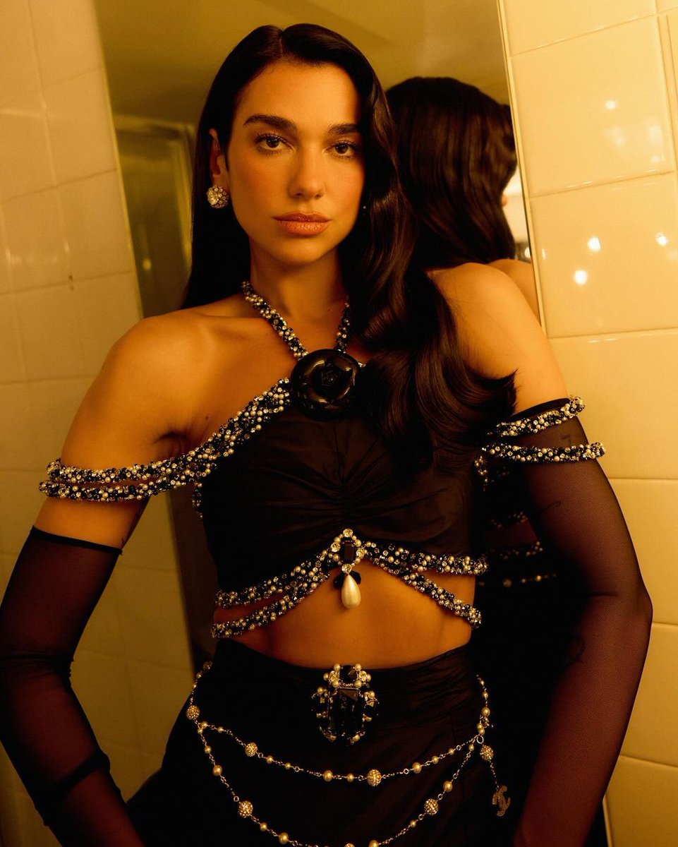 DUALIPA's tweet photo. back to my roots 🖤 https://t.co/Hh94OnVJKZ