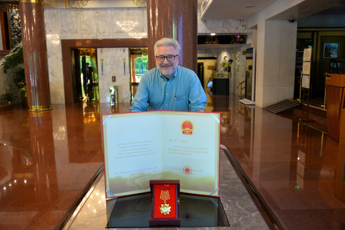 CIMMYT's tweet photo. 🎉 Exciting news! Dr. Matthew Reynolds, a distinguished scientist at #CIMMYT, has received the 2024 #ChinaFriendshipAward! 🌾 His 35+ years of work on wheat breeding, climate resilience, and collaboration with #China are remarkable. Congratulations, Dr. Reynolds! 👏 #Agriculture https://t.co/VTRN3uvMKi