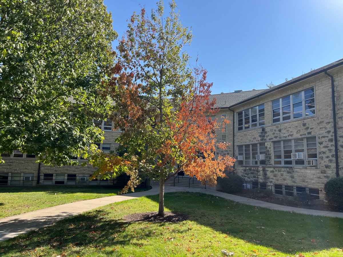 KSUGradSchool's tweet photo. Views of fall in front of Eisenhower Hall! 🍁🍂🎃 #KStateGradSchool #SuccessBuildsHere https://t.co/szLt4rw5YU