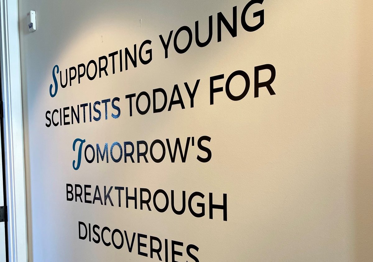 BeckmanFnd's tweet image. “Supporting Young Scientists Today For Tomorrow’s Breakthrough Discoveries”

It’s what we do! 

Thanks to Beckman Foundation staff Kaerie, Nicole, and Tiana for installing the office’s new wall lettering. 🤩

#makeover #officeinteriors #walllettering #tagline #DIY #beckman