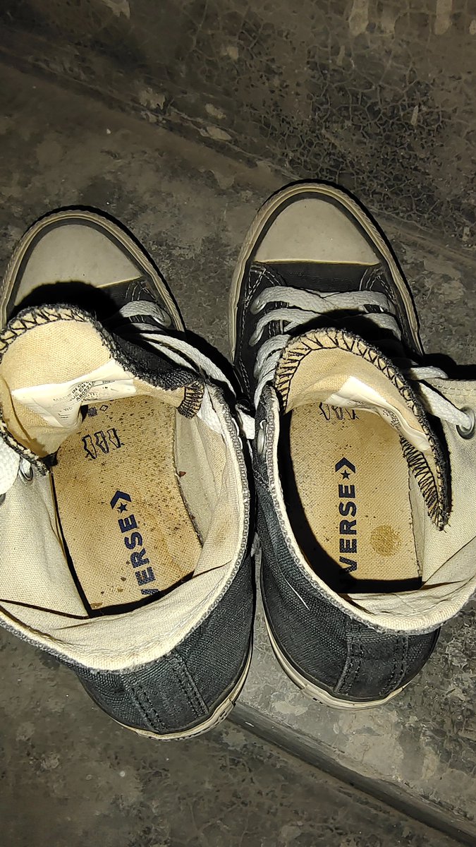 ConverseShooter's tweet photo. #扫楼 #匡威 #帆布鞋 #射鞋 #converse #cum
��半年没光顾过小老师的黑色高帮匡威了。左右两只的鞋垫明明都深深染上我的印记，却仍没察觉？小老师的脚底看来已经习惯了贴合着我的液体在教室里踱步。这样的话，必须继续滋养一番了。 https://t.co/kuqMxK18xA