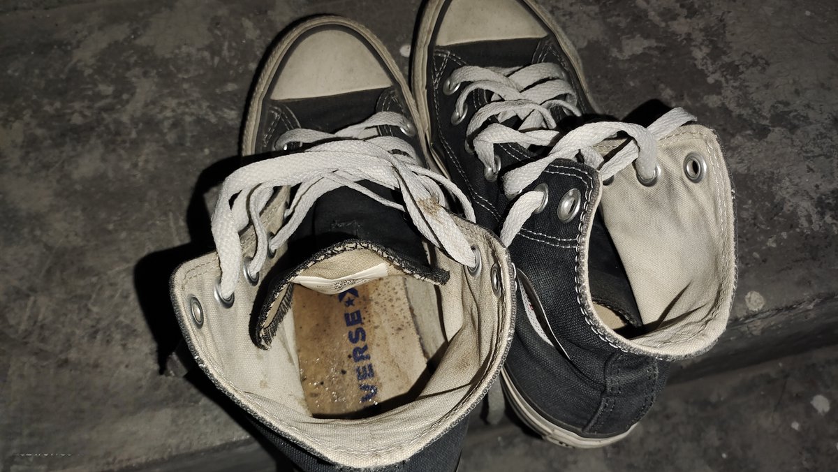 #扫楼 #匡威 #帆布鞋 #射鞋 #converse #cum
大半年没光顾过小老师的黑色高帮匡威了。左右两只的鞋垫明明都深深染上我的印记，却仍没察觉？小老师的脚底看来已经习惯了贴合着我的液体在教室里踱步。这样的话，必须继续滋养一番了。