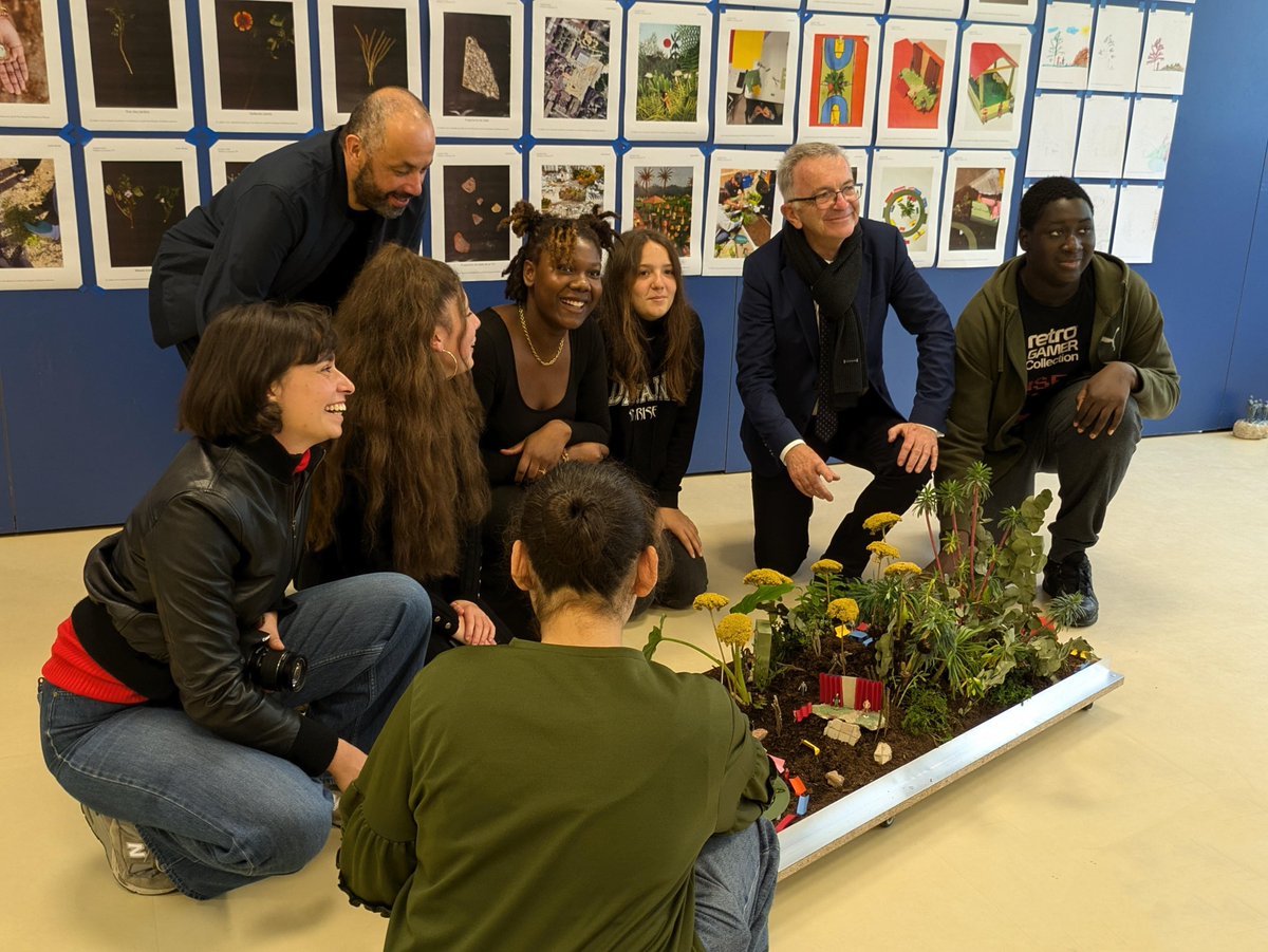 CDIGauguin45's tweet photo. 📢Festival AR(t]CHIPEL : un vernissage tout en émotion. Le Président de la Région Centre Val de Loire a proposé  aux créateurs en herbe de se retrouver autour de la table du banquet du parc Pasteur, au printemps. Rendez-vous pris !
🙏@RCValdeLoire #EAC #voieprofessionnelle https://t.co/Dt6MmRSwkx