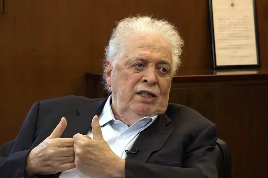 héroe del 2002. contra todo lobby, logró que los médicos, como es habitual en ee.uu, dejaran de recetar la droga en vez de la marca; y con el plan remediar, que se garantizara el acceso a remedios esenciales de salud pública. el mejor del '83 para acá. hasta siempre ginés 💔