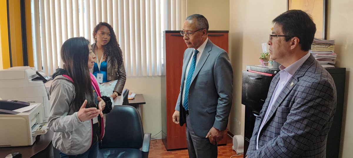 🔵 #CJenTerritorio

Continúa nuestro recorrido en #Carchi 🛣️. El Vocal del <a href="/CJudicaturaEc/">Consejo de la Judicatura</a>, <a href="/MerckBenavides/">Dr. Merck Benavides Benalcázar</a>, acudió a la Unidad Judicial Multicompetente de #Montúfar 🏛️.

🗣️ Como parte de su agenda, el Vocal verificó la atención en el área de ventanilla, archivo y citaciones.