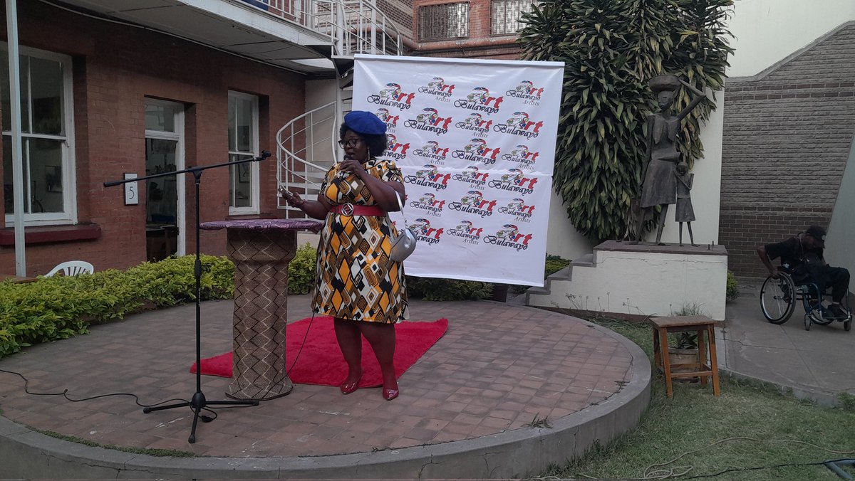 BYOgallery's tweet photo. "Resonance in Silence-Bulawayo Speaks" is the title of the group exhibition currently taking place at BYOgallery. Welcoming remarks are being addressed to all arriving guests by #SithandazileDube.
#BYOgallery https://t.co/UHNx6yrS0O