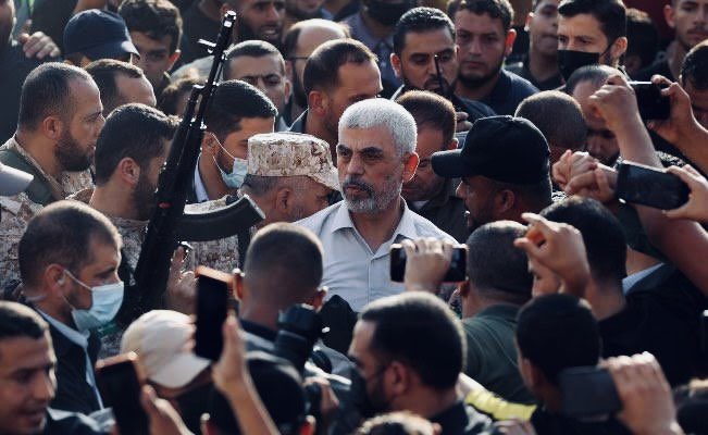 Müʼminlerden öyle adamlar vardır ki, Allahʼa verdikleri söze sâdık kaldılar. İçlerinden bir kısmı verdikleri sözü yerine getirmiştir (şehit olmuştur). Bir kısmı da (şehit olmayı) beklemektedir. Verdikleri sözü asla değiştirmemişlerdir.
Ahzab Suresi:23
#YahyaSinvar