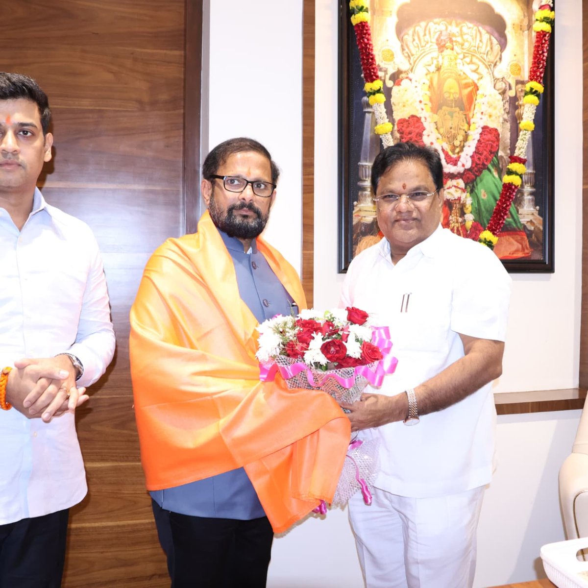 संसदरत्न खासदार डॉ.श्रीकांतजी शिंदे यांची लोहगड निवासस्थानी सदिच्छा भेट. यावेळी डॉ.श्रीकांतजी शिंदे व खासदार श्री.नरेशजी म्हस्के यांच्यासोबत विविध विषयांवर चर्चा केली.

#शिवसेना #Shivsena #Maharashtra #महाराष्ट्र 
#ShrikantShinde #TanajiSawant