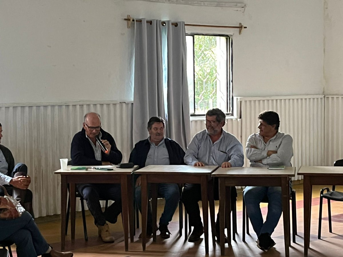 🐄 El INC organizó un intercambio de grupos de recría de ganado en Sarandí del Yi, Durazno, fomentando el encuentro entre colonos para compartir experiencias.
Participaron autoridades del INC y funcionarios de varias regionales.

#INC #Ganadería #DesarrolloRural #TrabajoEnElCampo
