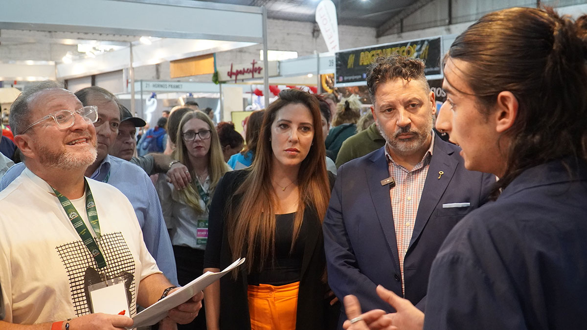 MerloGob's tweet photo. Estudiantes de #Merlo expusieron sus proyectos técnicos en el concurso que se realizó en la Expo #HechoEnMerlo

El Intendente @gustavomenendez acompañó a los jóvenes y recorrió los stands

Leé la nota en: https://t.co/TwDdKluEbr

#MerloGob
#GustavoMenéndezIntendente https://t.co/dsJ1OFbLZW