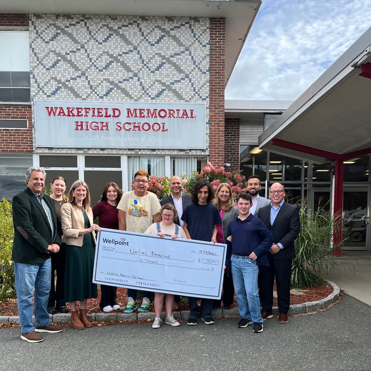 KateforRep's tweet photo. Tuesday, I joined #WakefieldMA Manager Maio &amp; @wakefieldps1 Superintendent Lyons as @wellpoint @FranklinSports presented Unified Basketball Team with $1K donation. I was glad to select Team to receive donation for equipment &amp; to promote mental &amp; physical wellbeing. #32Middlesex https://t.co/99wuET0RMY