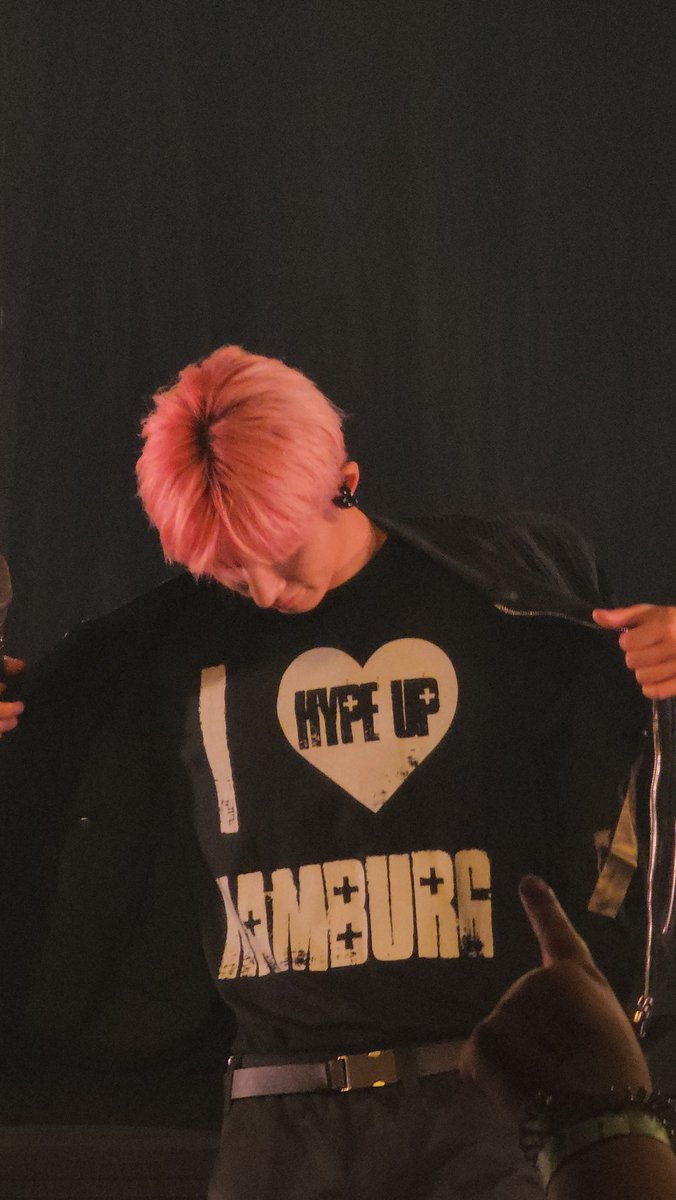 portantim131's tweet photo. 241018 #HypeUpinHamburg 
#김한빈 #비아이

무보정무로고 뿌듯핑크메추리를 함부르크에게 바침니다 https://t.co/q2FRSXbc2x