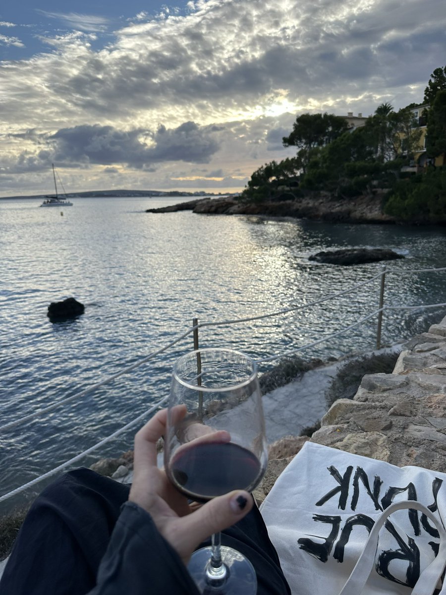 godwinafaith's tweet photo. breaking the waves sundowner
#truepunk #alwaysthered https://t.co/r0473BCax0