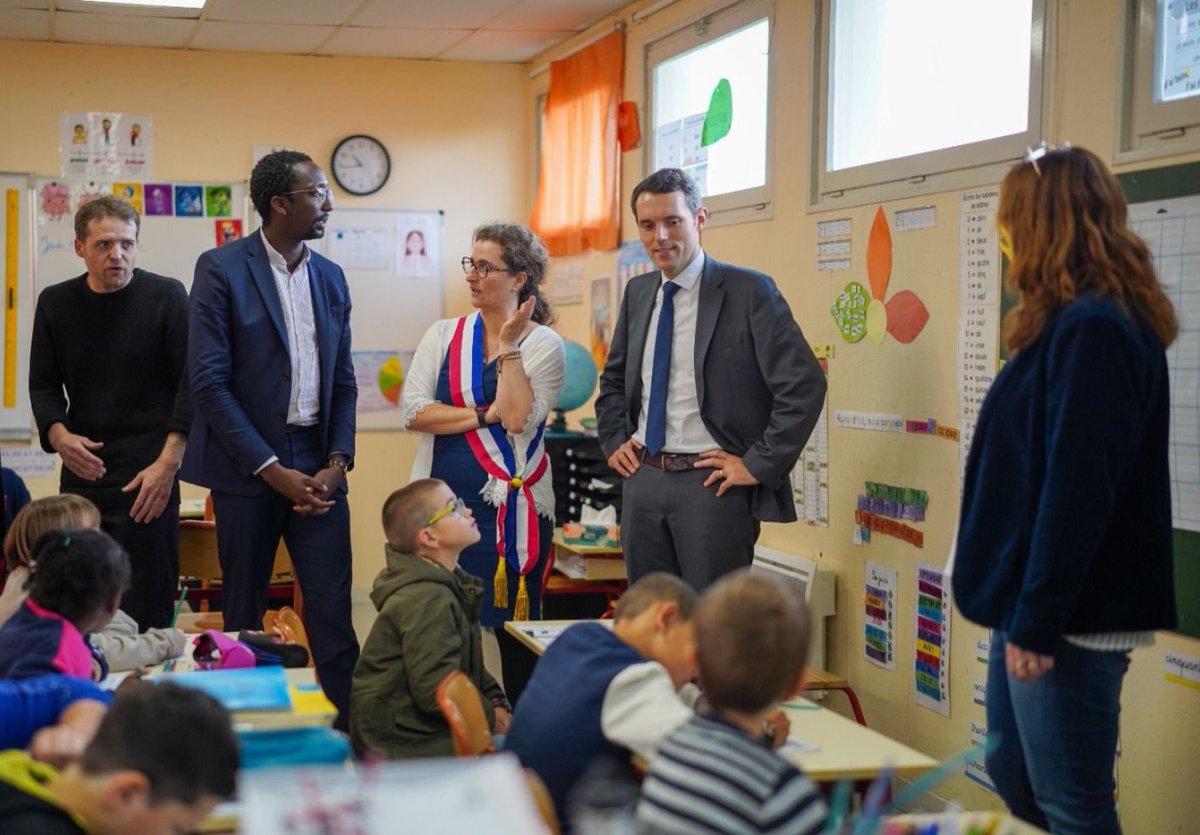 Dans les <a href="/cotesdarmor22/">cotesdarmor</a> pour défendre l’école rurale et porter la fierté du lycée professionnel. Merci à la Bretagne pour son accueil chaleureux ! <a href="/Prefet22/">Préfet des Côtes-d'Armor</a> <a href="/acrennes/">Académie de Rennes</a> <a href="/LeFurCorentin/">Corentin Le Fur</a> <a href="/HerveBerville/">Hervé Berville</a> <a href="/education_gouv/">Ministère Éducation nationale</a> <a href="/gouvernementFR/">Gouvernement</a>