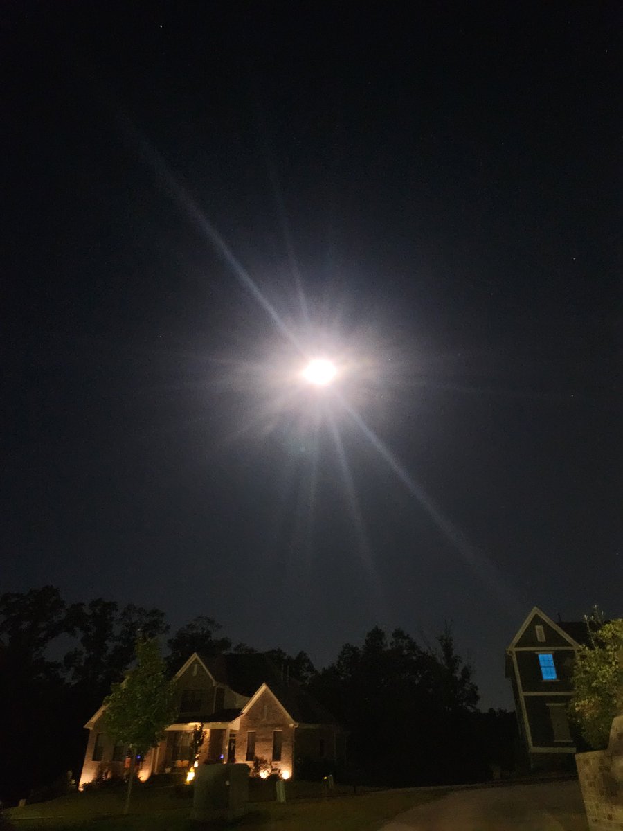 JMCJr_27's tweet photo. Full Moon the past two mornings. @StephWVTM13 @spann https://t.co/W45oMKsVQw