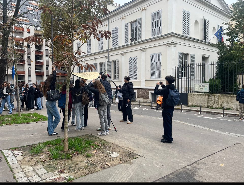 Ce vendredi 18 octobre a eu lieu un nouveau tournage au collège Claude Debussy. 

Les élèves de 3èmes, encadrés par un réalisateur professionnel, ont prouvé leurs talents d’acteur pour la réalisation du film qui sera présenté au concours #NAH  2025.