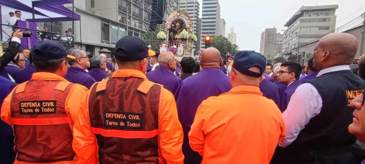 indeciperu's tweet photo. 📢 Personal del #GIRED y #BOED del #INDECI, en coordinación con la @MuniLima , está presente en la procesión del #SeñordelosMilagros 💜 para brindar apoyo ante posibles emergencias durante el recorrido en el Cercado de Lima. https://t.co/AxXXzm38Md