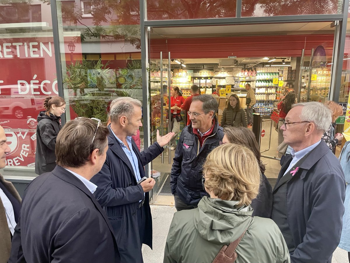 [🛍️#Nouveau à Suresnes !]
La Foir'Fouille a ouvert ses portes, au 2 rue des Bourets !

Le maire <a href="/BOUDYGuillaume/">Guillaume Boudy</a> , <a href="/IsabelledeCrecy/">Isabelle de Crécy</a>, <a href="/SandrineDumesni/">Sandrine Dumesnil</a> et <a href="/jacon_bruno/">JACON Bruno</a> ont salué l'arrivée de cette nouvelle enseigne.

Bonne nouvelle pour le dynamisme économique de la ville !