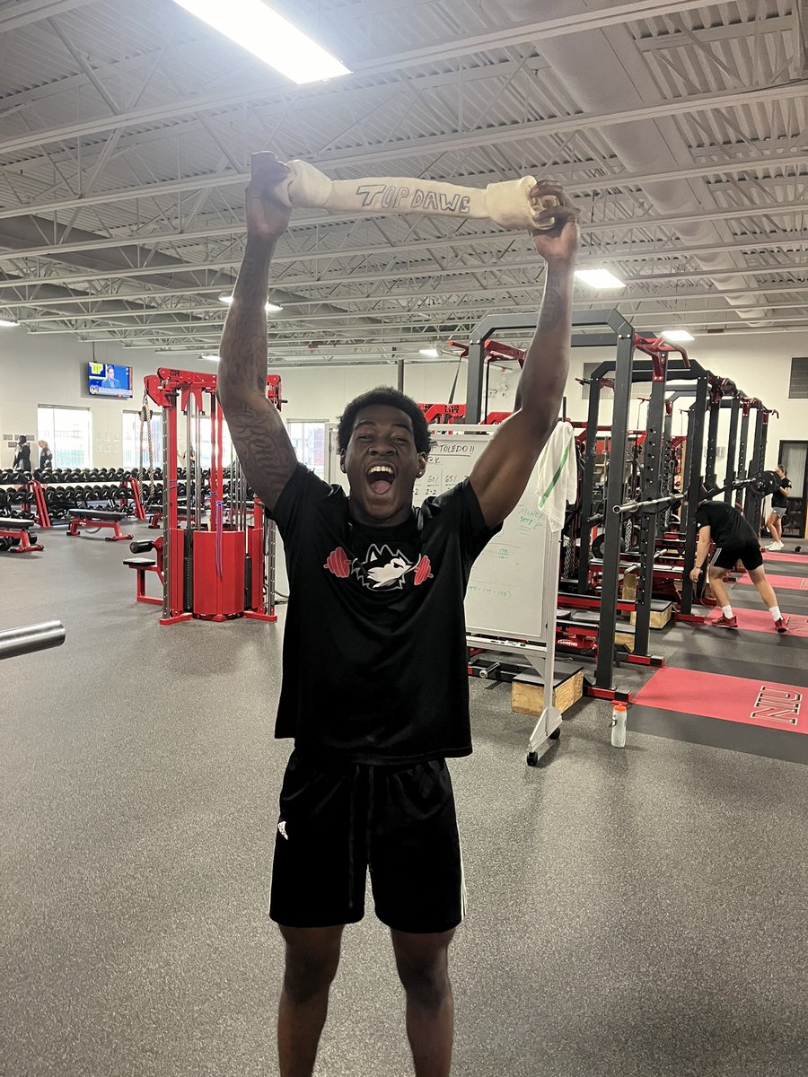 So proud of <a href="/7adrianthomas/">Adrian Thomas</a> ! PUP’s Worker of the Week! A young man that doesn’t shy away from hard work! <a href="/NIU_Football/">NIU Football</a> #TheHardWay