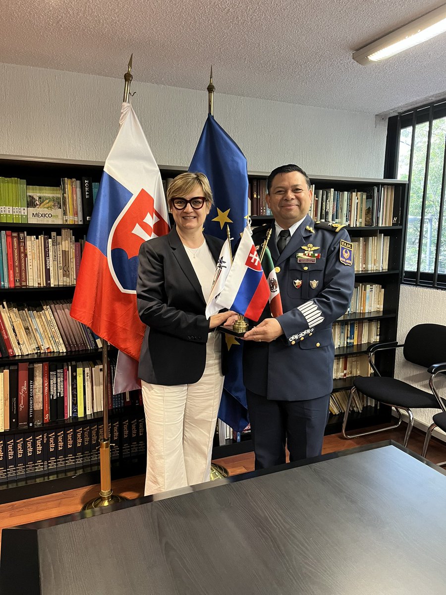 Un gusto de recibir hoy el director de <a href="/FAMEXTweet/">Feria Aeroespacial México</a> Gen. Disraeli Gómez feria aeroespacial que organiza @SEDENAmx cada dos años. Hablamos sobre la posible participación de #Eslovaquia 🇸🇰 en la feria en 2025