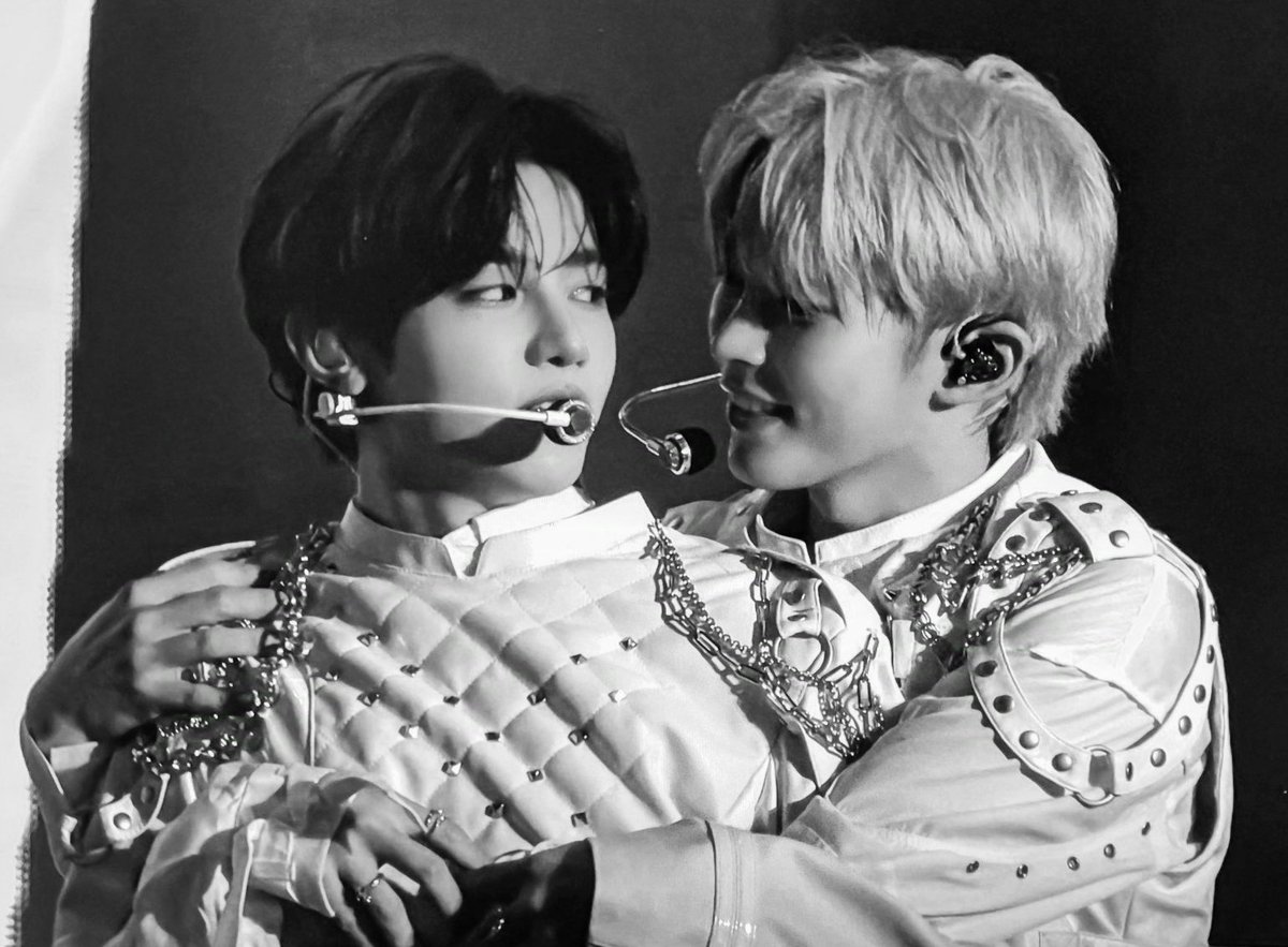h9nyujin's tweet photo. where do we go from here 🧭
a short #haobin filo au 

while everyone thinks love is still burning and never changing, everything is different on the backstage. https://t.co/GXmxrPN4bs