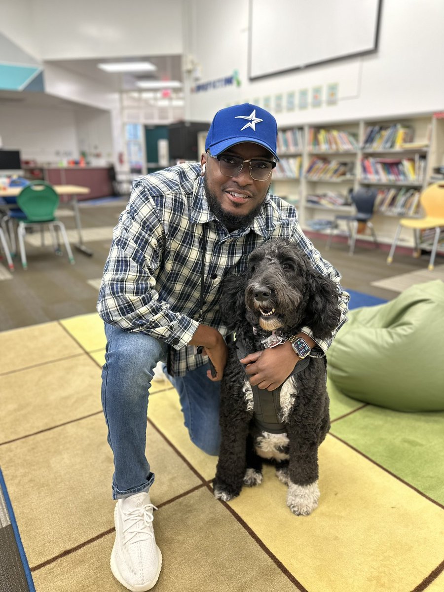 CurtisGibson22's tweet photo. Always a good time seeing my good friend Justice. @HISDPAWS @GolfcrestES https://t.co/a9GEFr1Oya