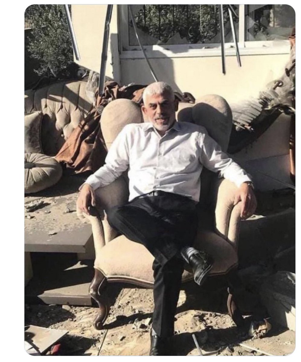 هكذا هم الابطال المجاهدين يرتقون بشموخ ويبقى الامعات المغرضون من  #صهاينة_العرب     يجترون كلام اسيادهم  وكان لهم قيمة 
#يحيى_السنوار