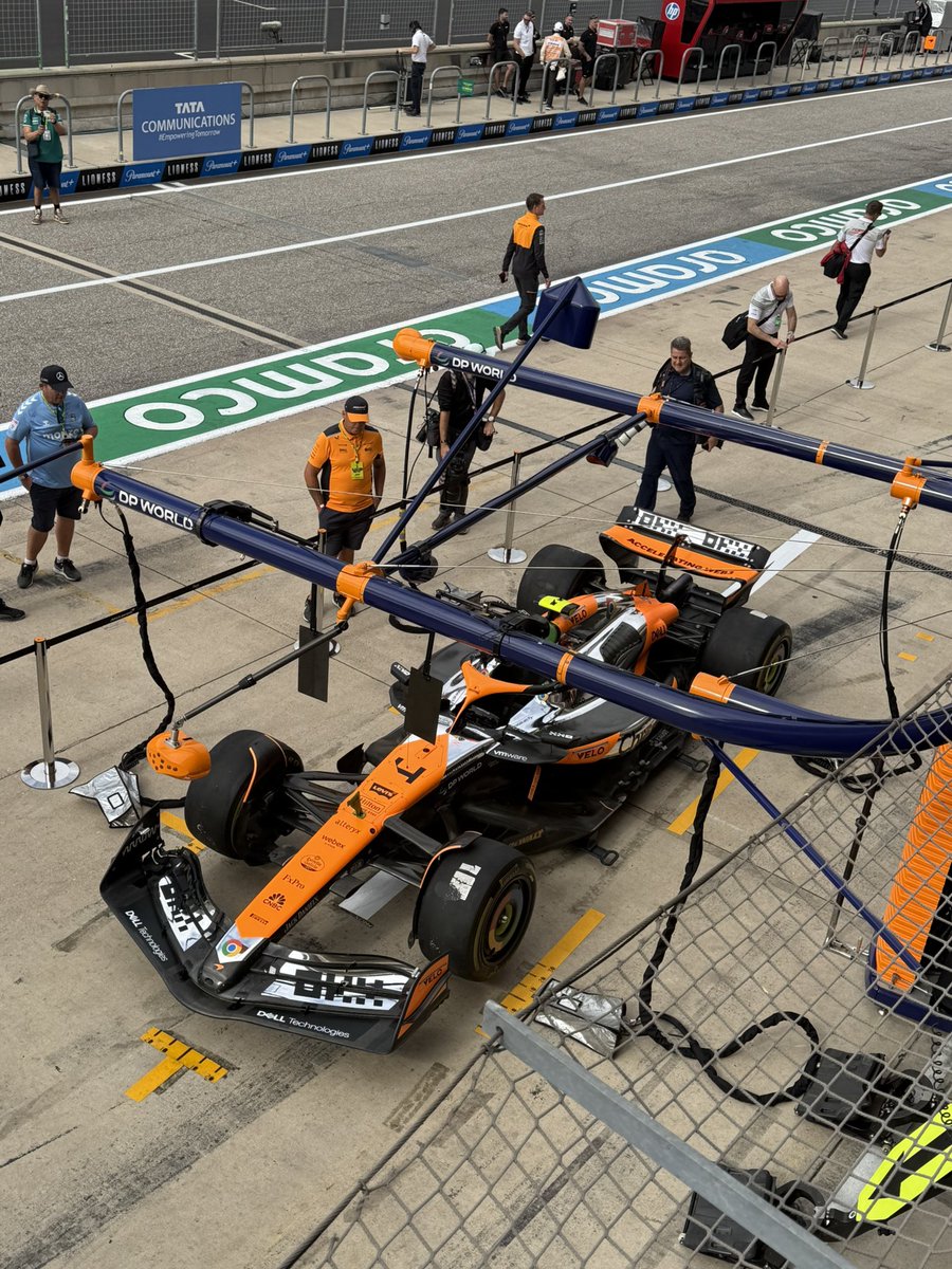 McLarenF1_News's tweet photo. 📸 First look at the MCL38 chrome livery in the pitlane 😁

[ credits: @wallowsrigo 🙏🏻 ]

#USGP 🇺🇸 https://t.co/6nzIbM3ziv