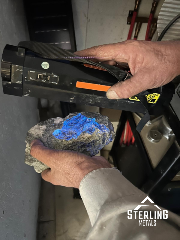 sterlingmetals's tweet photo. Here's a specimen of scheelite, a #tungsten mineral and a strategic #metal for North America, sourced from our past-producing Tribag mine at the Copper Road project in Ontario.

#FunFact: Tungsten, a critical metal, is found in scheelite, which exhibits a striking blue fluorescence under shortwave UV light, as shown in the image below 👇

$SAG.V $SAGGF

#Copper #Mining