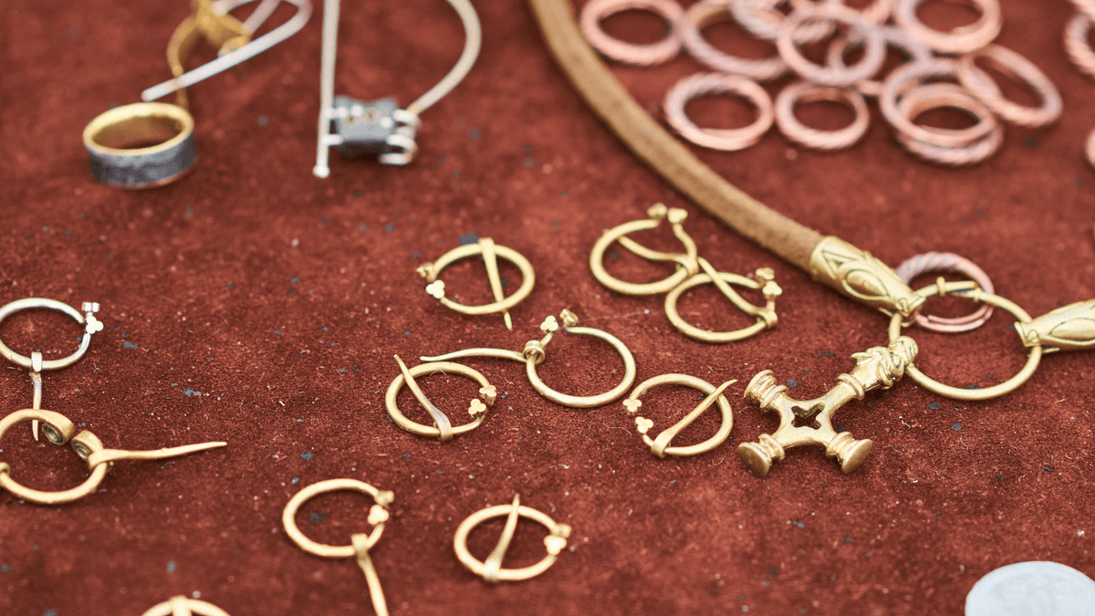 castleloreblog's tweet photo. Medieval Jewelry: Discover the Materials and Unique Designs (CastleLore) 🏰🕰️📜
Article: https://t.co/OkyODxS2bQ

#jewelry #rings #medievaljewelry #medieval #medievaltimes #middleages #medievallife #History #medievaleurope #necklaces https://t.co/Wl3x66DAi7