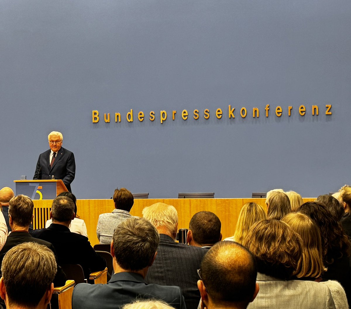 „Dennoch möchte ich Sie bestärken, den Versuchungen einer Berichterstattung mit dem Ziel der Maximierung von Sensation und Empörung zu widerstehen. Bleiben Sie Ihrem Anspruch treu.“

Bundespräsident Frank-Walter Steinmeier zum 75. Geburtstag der Bundespressekonferenz #BPK