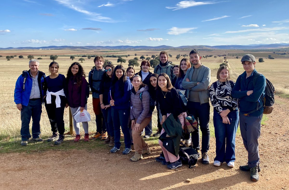 josemreybenayas's tweet photo. Hoy hemos visitado con estudiantes de Biología de la @UAHes la Experiencia #Navalab de la @FundacionFire. #Restauración #agroecológica y #forestal. Visita https://t.co/YdhJh1rOhk y escribe a info@fundacionfire.org si estás interesado en una ruta guiada https://t.co/WvDZriezYK