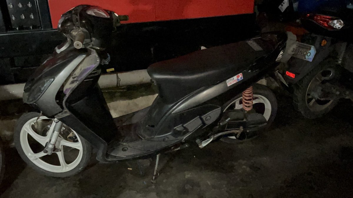 TINGNAN: Arestado ang 2 lalaki na nagbayad umano ng pekeng pera sa isang seller ng motor sa Pasay City. 

Ayon sa mga suspek, ibinayad lang din sa kanila ang pera mula sa pinagbentahan nila ng ginto sa Tanza, Cavite.

Abangan ang buong detalye sa 24Oras Weekend. |<a href="/dzbb/">DZBB Super Radyo</a> <a href="/gmanews/">GMA News</a>