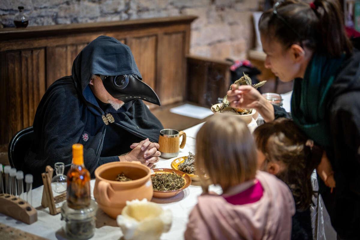 Telerama's tweet photo. Vacances de la Toussaint : avec les journées “Monument jeu d’enfant”, l’Histoire devient une épopée https://t.co/xj3yiAvuB3 https://t.co/d7NhW1Et3u