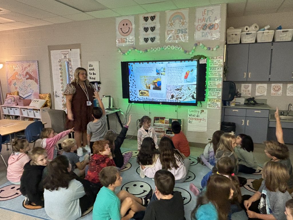 BrandyCarver's tweet photo. Showcasing our Profile of Learner and vibrant learning experiences at all levels! Shifting our teaching and learning! #rcLEAD #teamrowan💚 #itsagreatdaytobeaviking https://t.co/l1xc1L7Jg6
