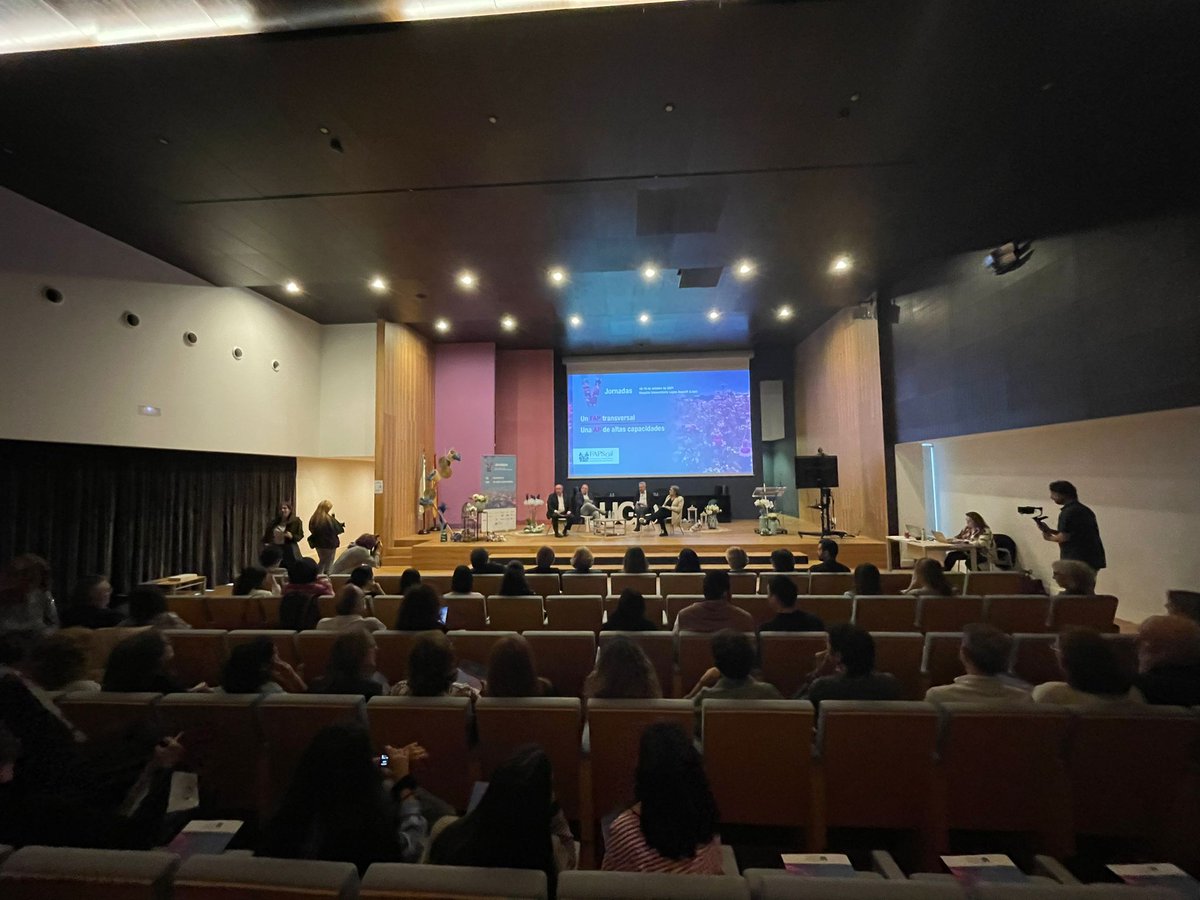 FAPsGal's tweet photo. En las #VJornadasFAPsGal el paciente tiene un sitio , este año @FatimaRM81 @EUPATI_Esp
🫴 nos tiende  su mano 🫴 para visibilizar la labor del #FAP 💚🐍🥼❣️
#VJornadasFAPsGal
#FAPtransversal
#AtencionPrimariaAltasCapacidades
#HULA https://t.co/QH1fd5uwas