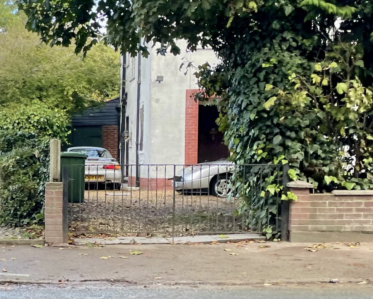 72Chip's tweet image. Stuck in the 90’s somewhere in King’s Lynn. They never seem to move (although I could be wrong) but a stylish 2 coupe driveway nonetheless.
@alantaylorjones - thought you’d appreciate this given your post earlier today.