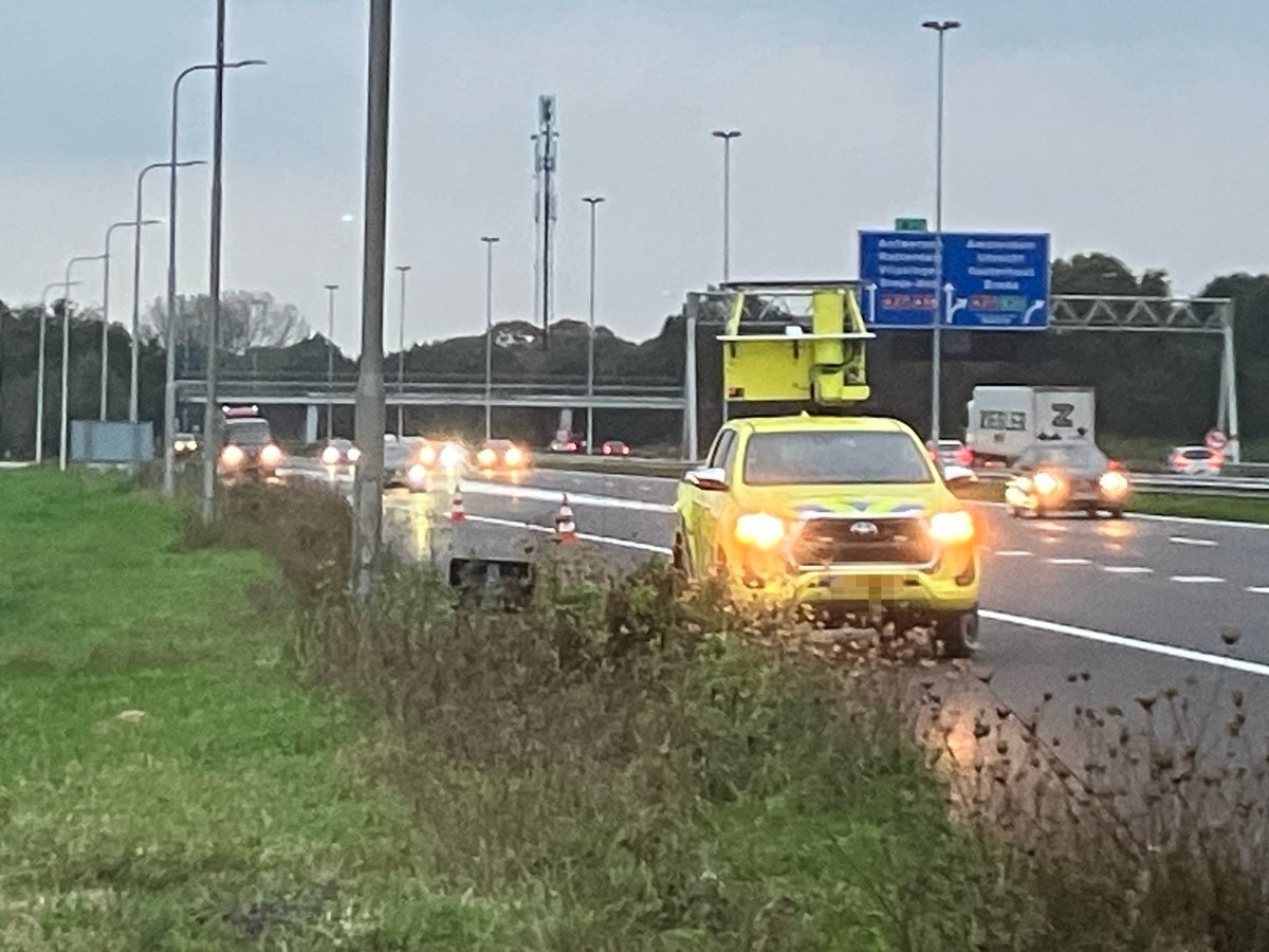 Vrachtwagen met geplofte motor op A58 bij Bavel