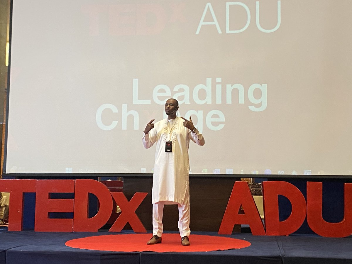 « Le diplôme n’est qu’une partie du savoir. Ce qui fait vraiment la différence, c’est le savoir-faire que l’on développe, et surtout les compétences humaines, ces qualités qui façonnent notre manière de réussir.

Le futur du travail s’appelle compétence»

Abdoul Kader Djambeidou