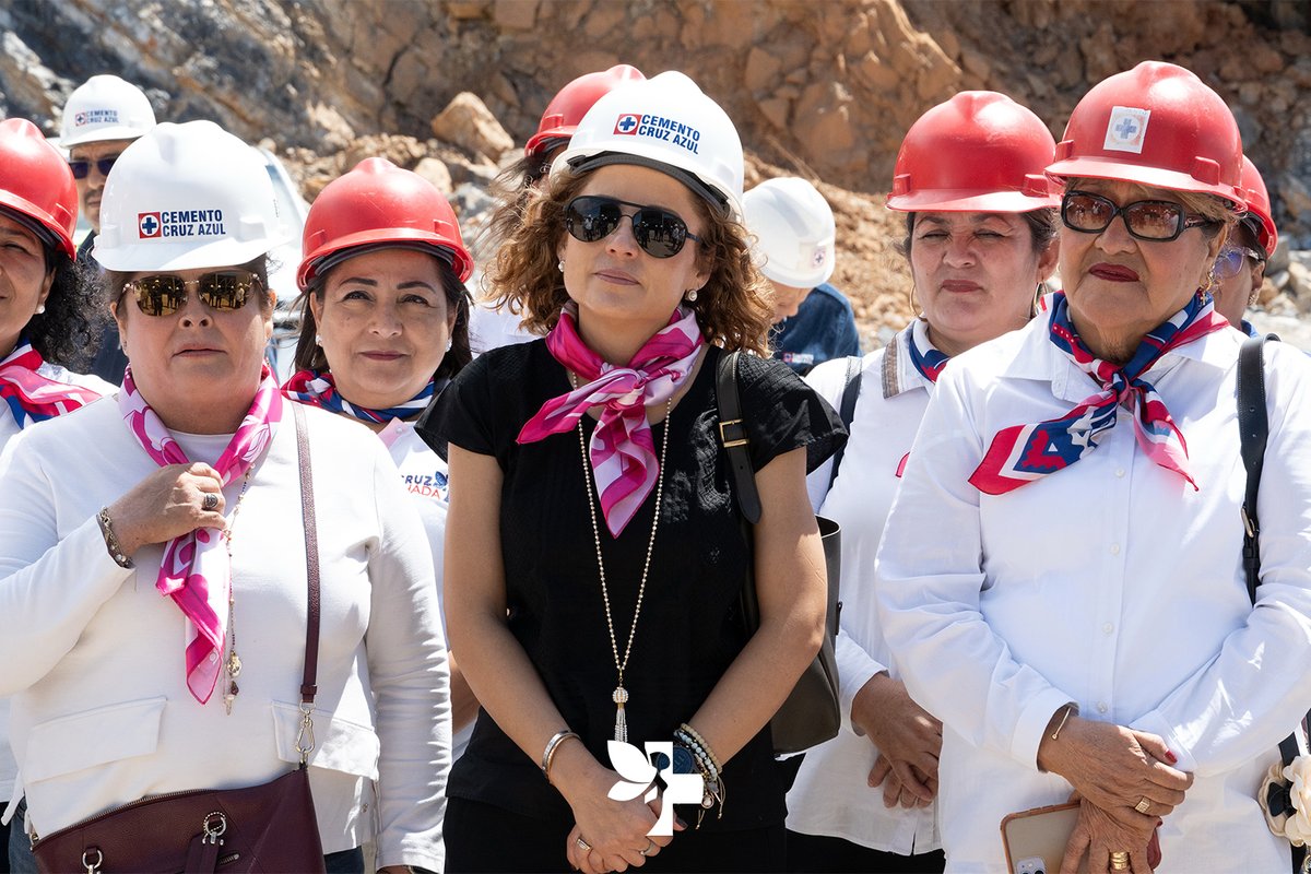 CruzHadaMX's tweet photo. En Lagunas, #Oaxaca, acompañamos a @CruzAzulSCL durante el inicio de la construcción del nuevo molino de #CementoCruzAzul. Asimismo, participamos en la entrega de víveres para las personas afectadas por el huracán John. #TrabajamosJuntas https://t.co/f7K6eirnxD