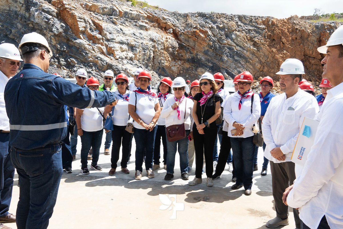 CruzHadaMX's tweet photo. En Lagunas, #Oaxaca, acompañamos a @CruzAzulSCL durante el inicio de la construcción del nuevo molino de #CementoCruzAzul. Asimismo, participamos en la entrega de víveres para las personas afectadas por el huracán John. #TrabajamosJuntas https://t.co/f7K6eirnxD