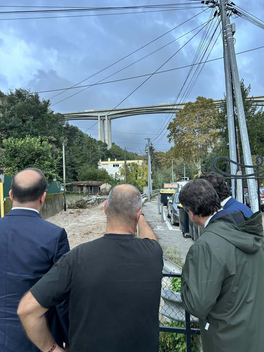 cestrosi's tweet photo. Je suis à la Madeleine supérieure, où le Magnan déborde suite à un orage stationnaire. Je demande à tous les habitants du quartier de ne pas rester à proximité du fleuve, de ne pas descendre dans les sous-sols et garages et de rester à l’abris. Ne prenez aucun risque. La priorité est la sécurité des Niçois et nous prendrons toutes les mesures nécessaires en ce sens.