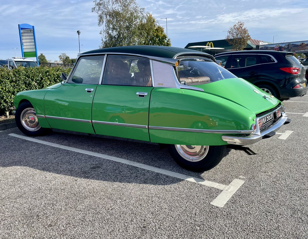 72Chip's tweet image. A very zingy Citroen DS21 Pallas was a refreshing sight in a car park of greys and dark colours last weekend. Super stylish #Citroen