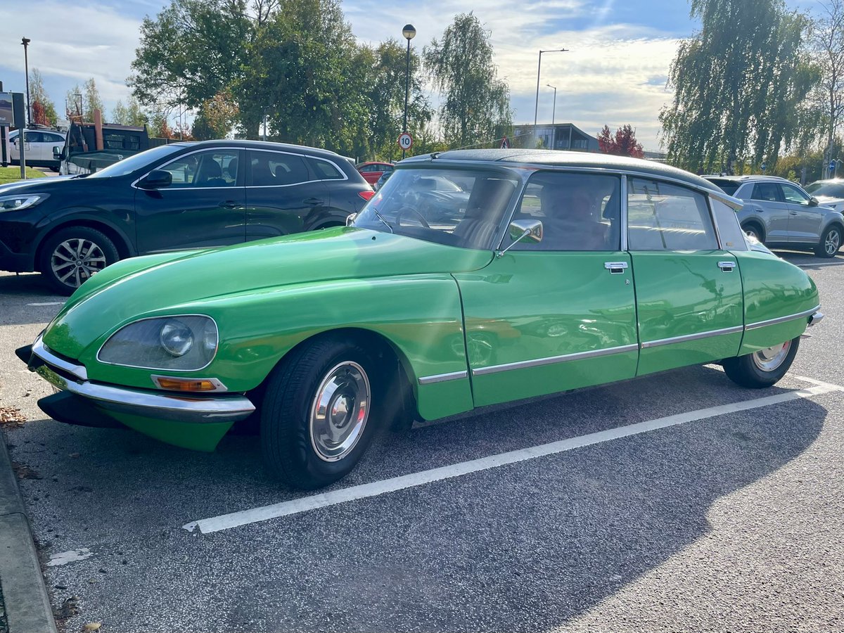 72Chip's tweet image. A very zingy Citroen DS21 Pallas was a refreshing sight in a car park of greys and dark colours last weekend. Super stylish #Citroen